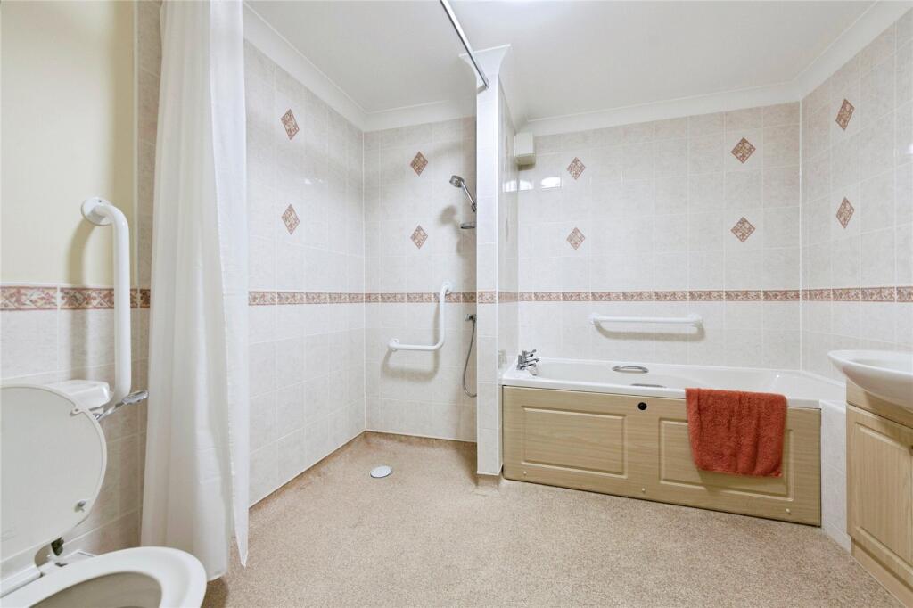 Apartment in Reigate and Banstead, Surrey - View 4