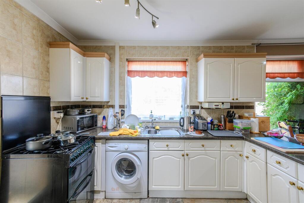 Amherst Crescent, Barry Island - View 5