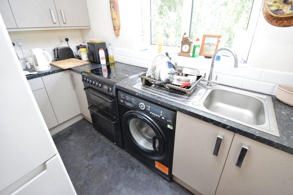 Apartment in Bradford, Shipley - View 3