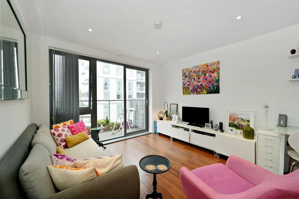 Main image of property: 53 Upper North Street, London, E14
