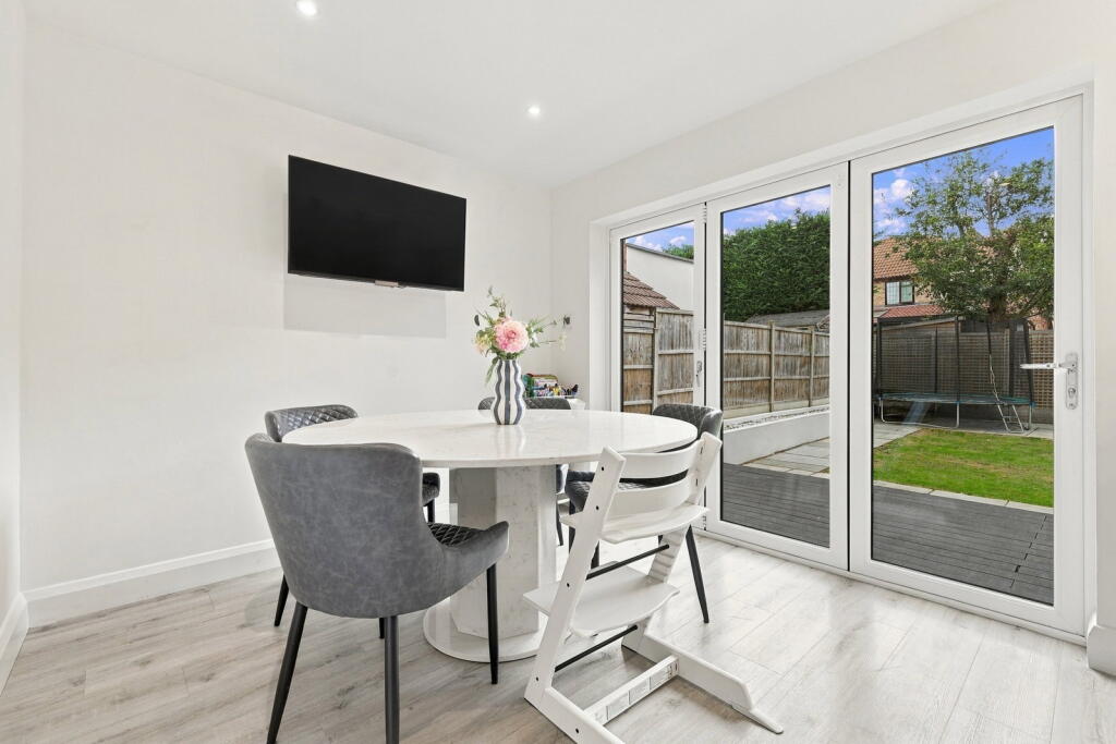 House in Southend-on-Sea - More