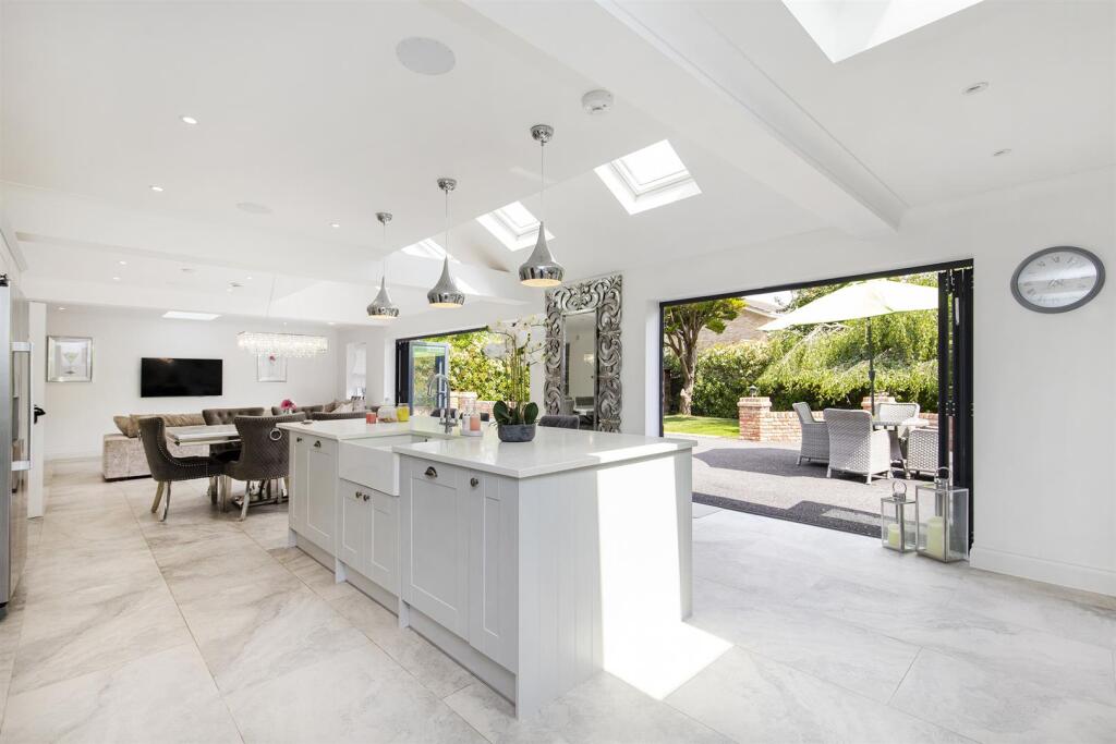 Ware Road, Hailey - Impressive Family Home photo 2