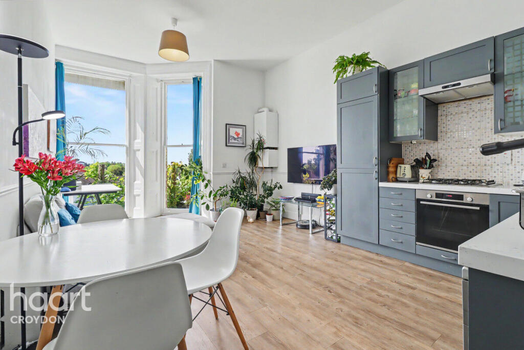 Bramley Hill, South Croydon. 2 bedroom flat for sale