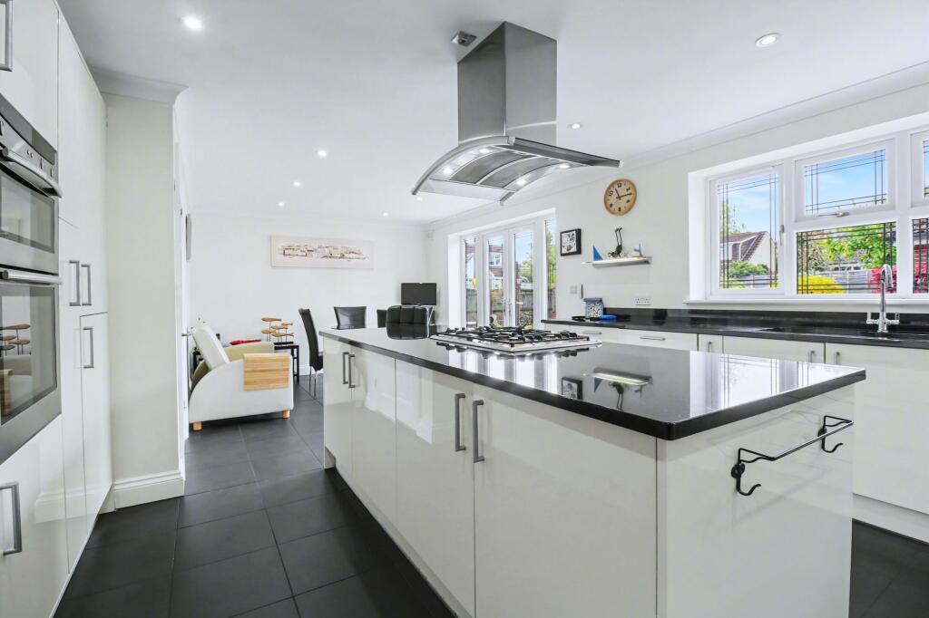 Pern Drive, Botley, SO30 photo 2