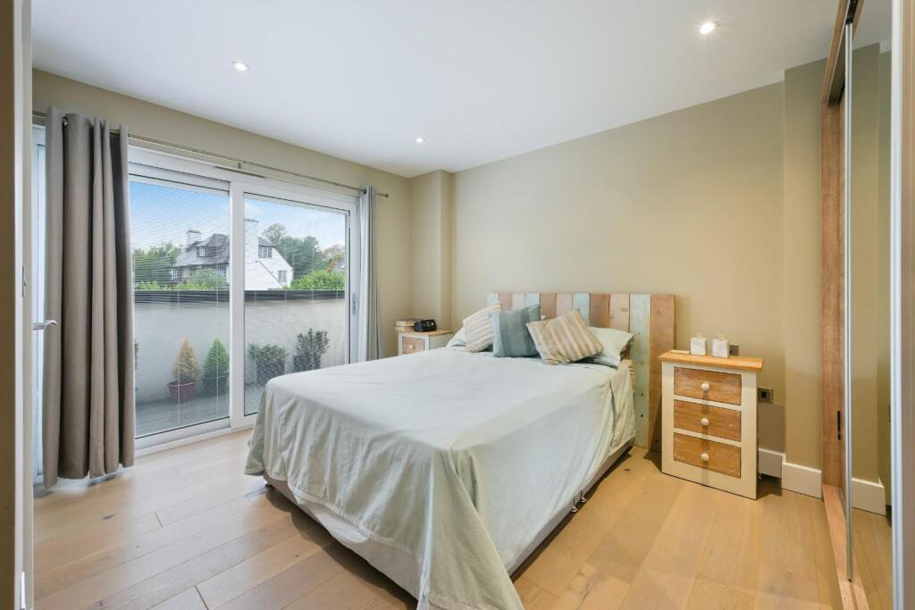 Apartment in Kingston upon Thames - More