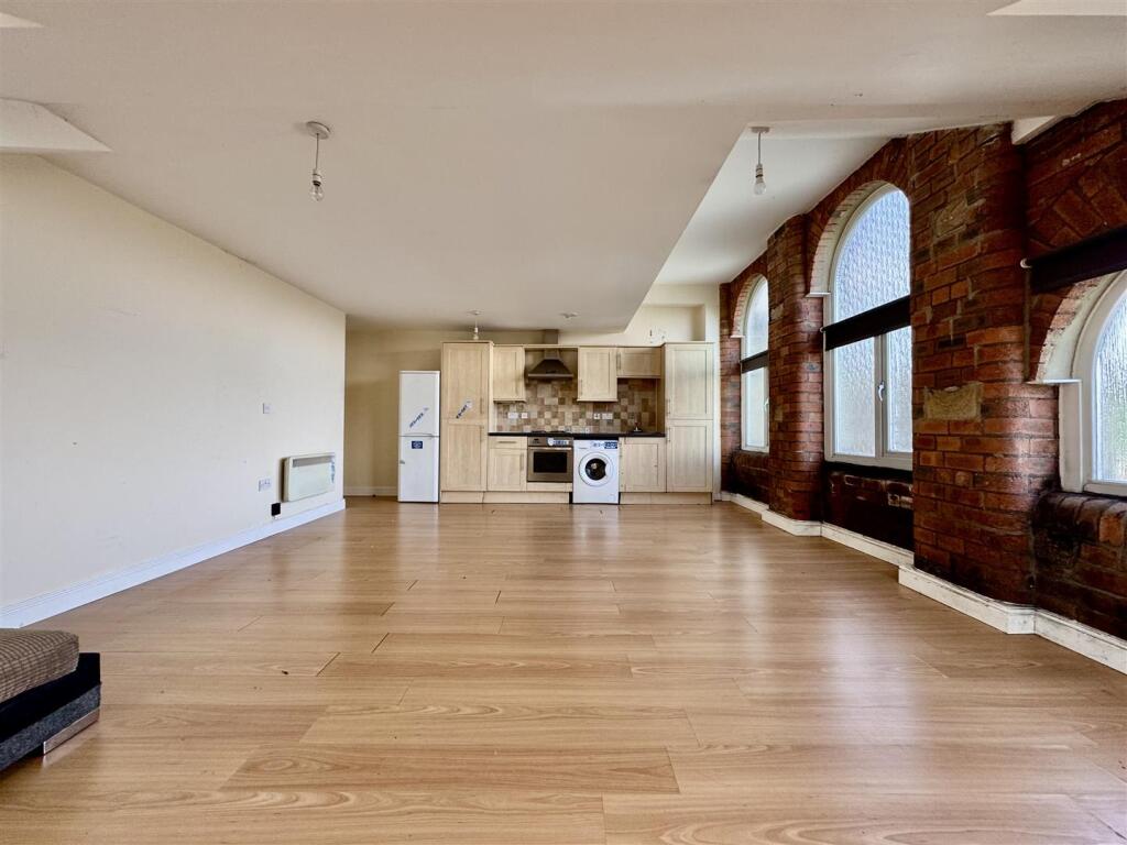 Apartment in Kirklees, West Yorkshire - View 5