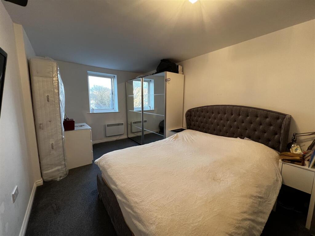 Apartment in Hertsmere, Elstree and Borehamwood - More