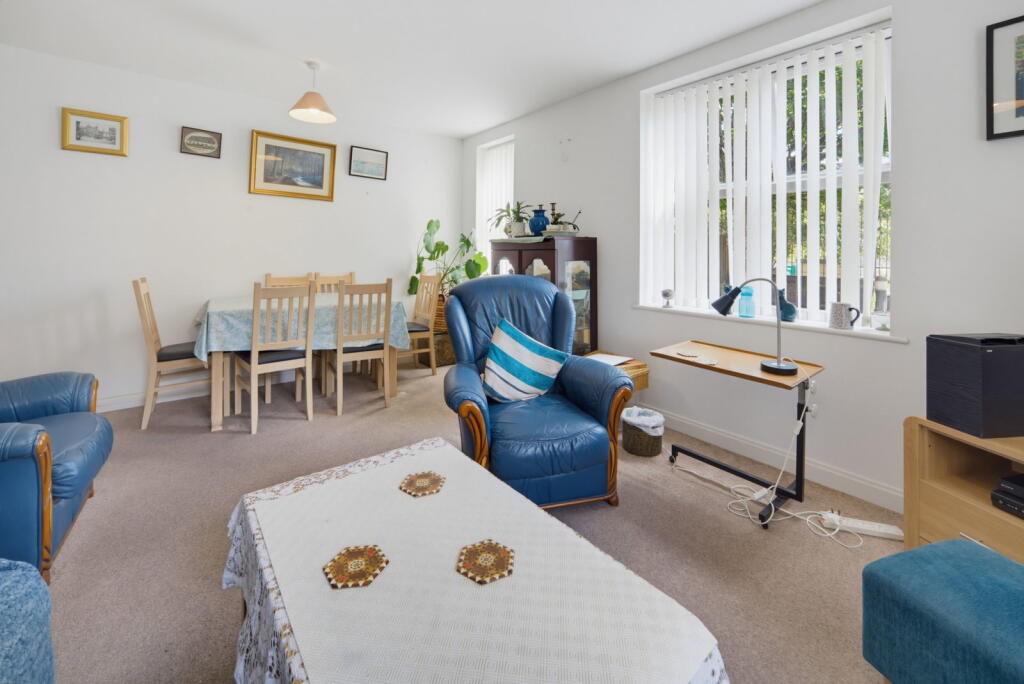 Apartment in Cardiff, Llanishen - View 4