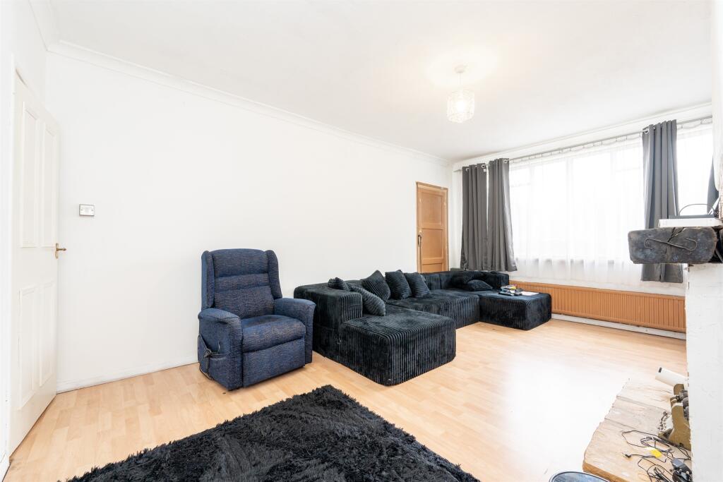 Apartment in Hertsmere, Hertfordshire - View 2