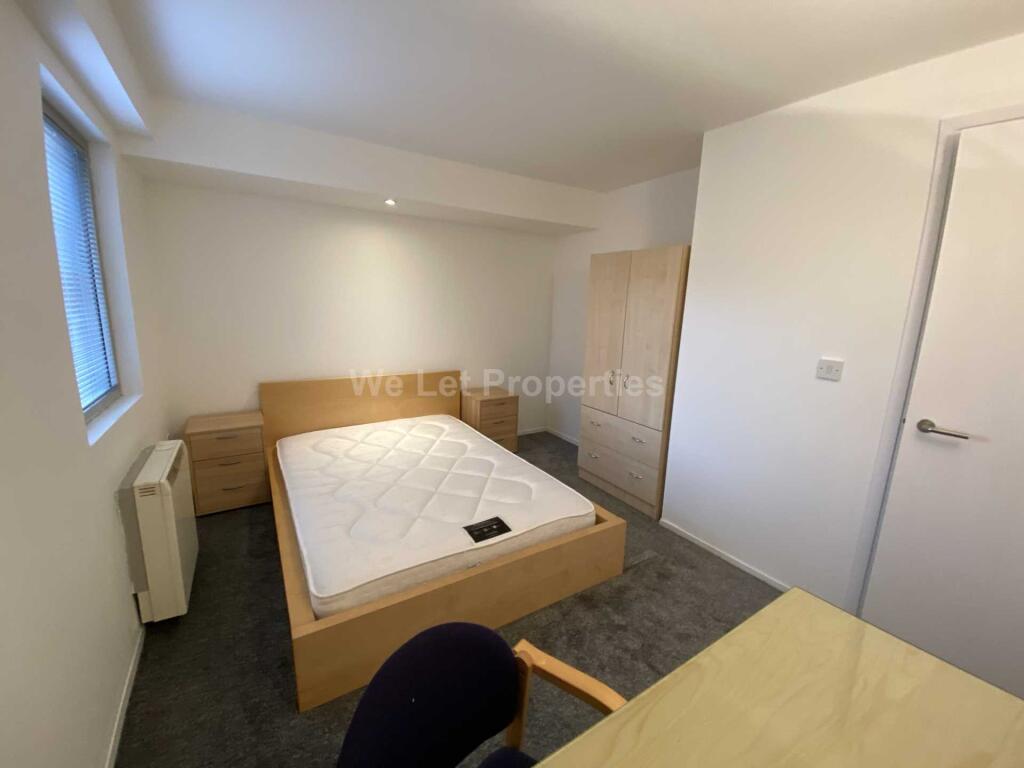 Apartment in Salford, Greater Manchester - View 4
