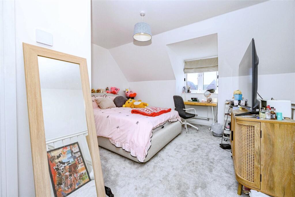 House in Houghton Regis, Central Bedfordshire - More