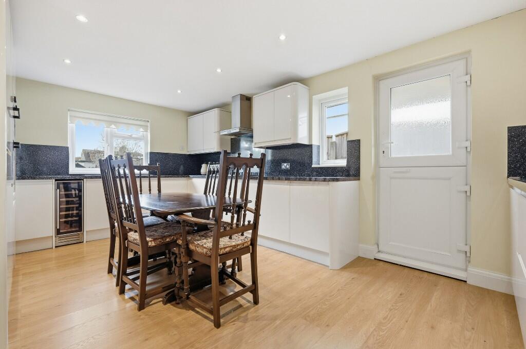 GORDON ROAD, Woodside, Grays photo 3