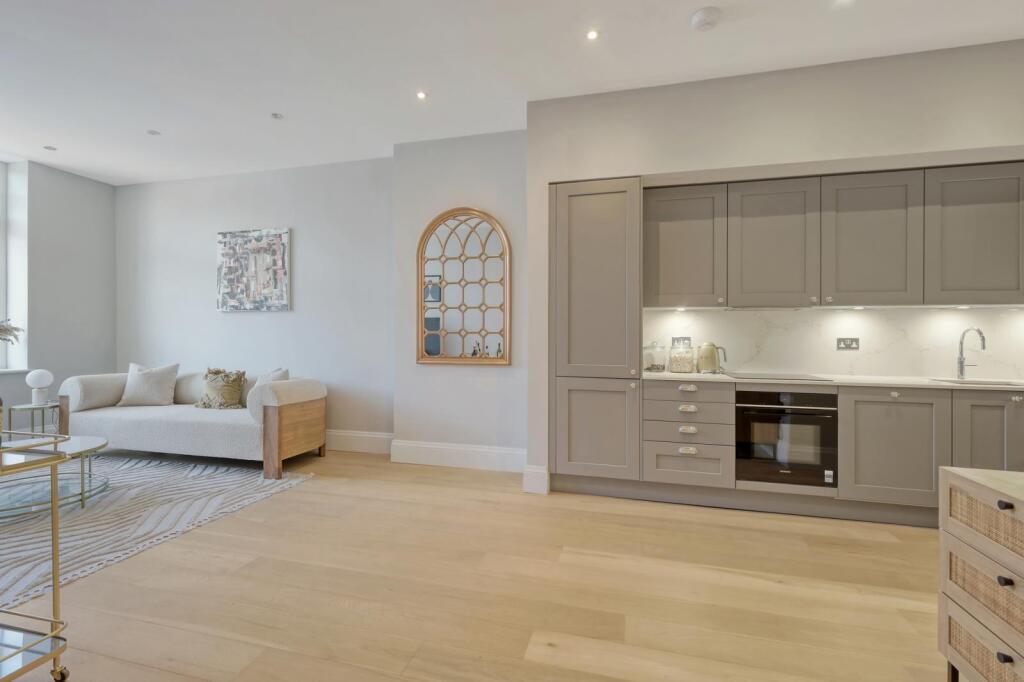 Apartment in Southend-on-Sea - More