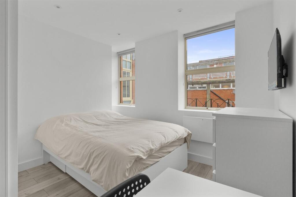 Main image of property: High Street, Maidenhead