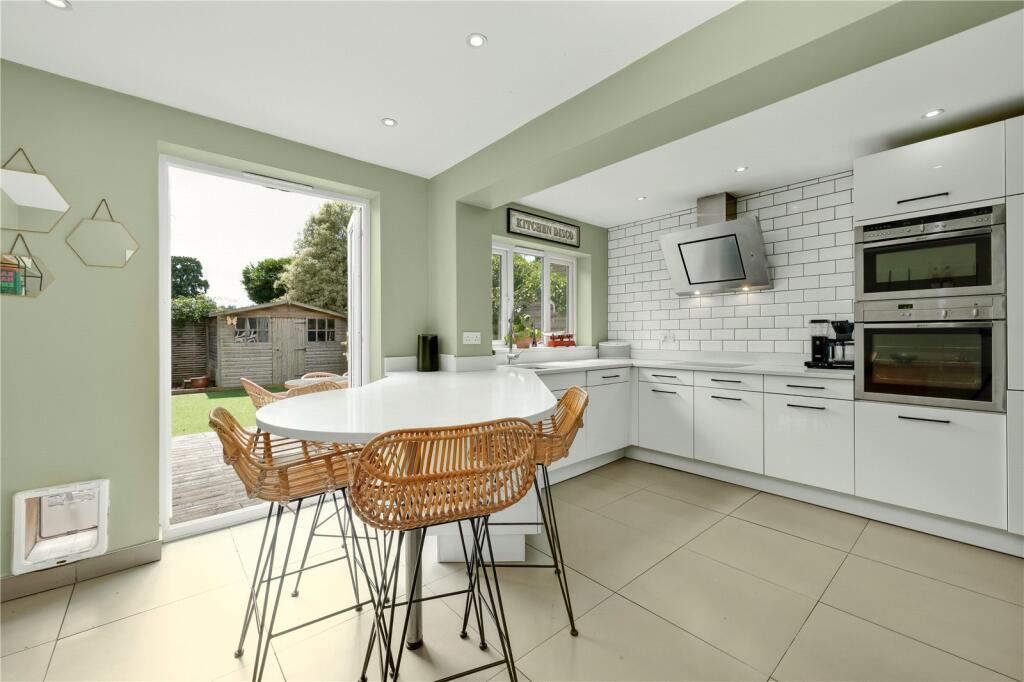 House in Elmbridge, Hersham - More