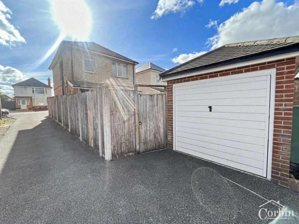 Columbia Road, Bournemouth, BH10 4 photo 3