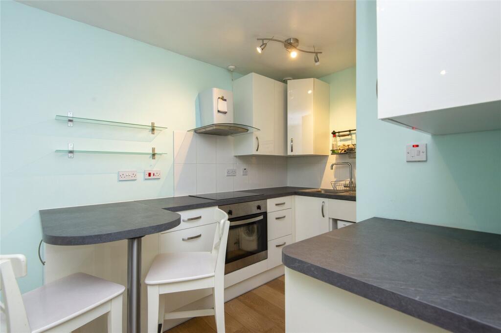 Clock Court, Victory Road, London, E11 - Widok 4