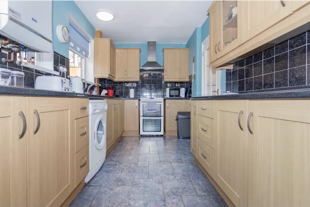 Room 1, Laurel Drive, Consett, DH8 - View 2