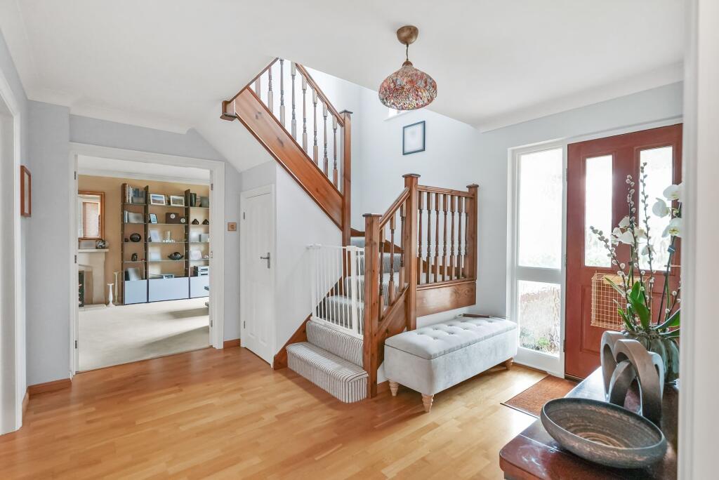House in Epsom, Stoneleigh - More