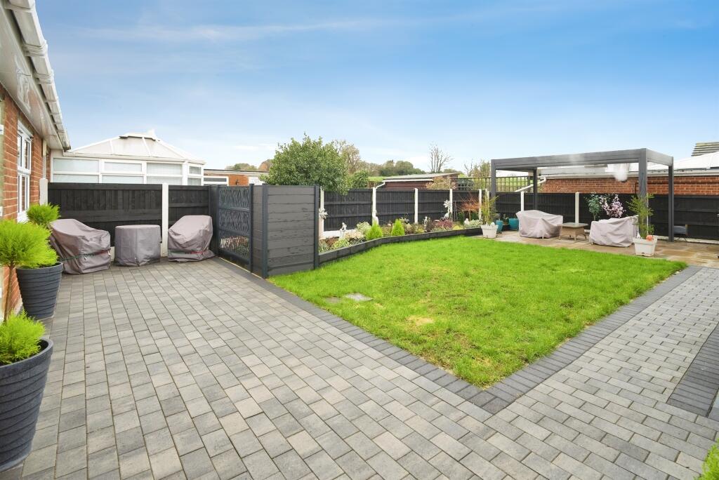 House in Doncaster, Barnby Dun with Kirk Sandall - View 4