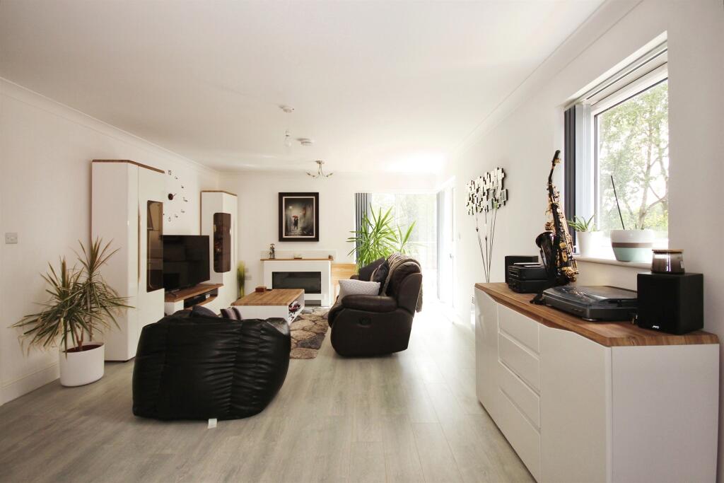 Apartment in Warwick - View 5