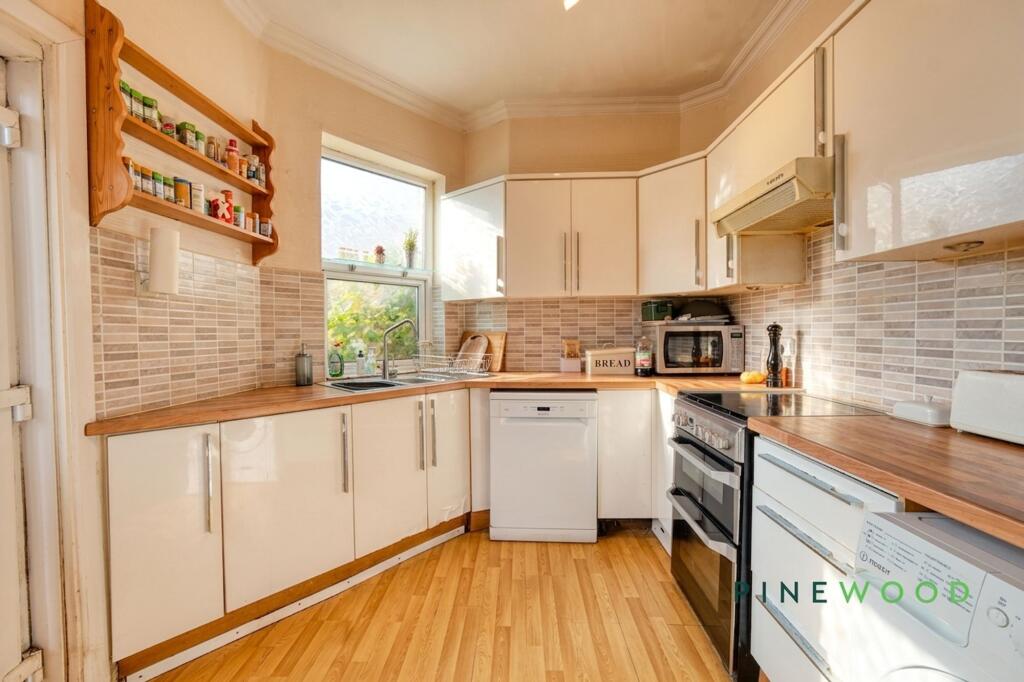 House in North East Derbyshire, Holmgate, Clay Cross - View 3