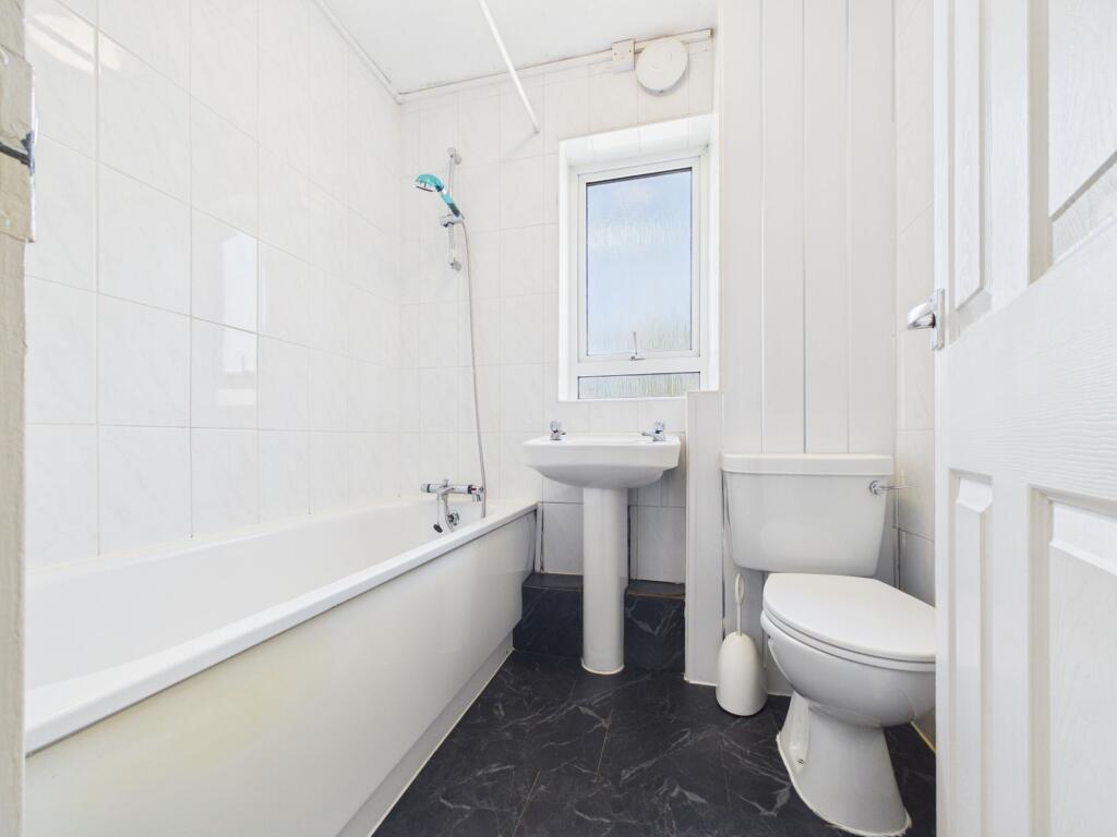 Gordon Road, Corringham, SS17 photo 4