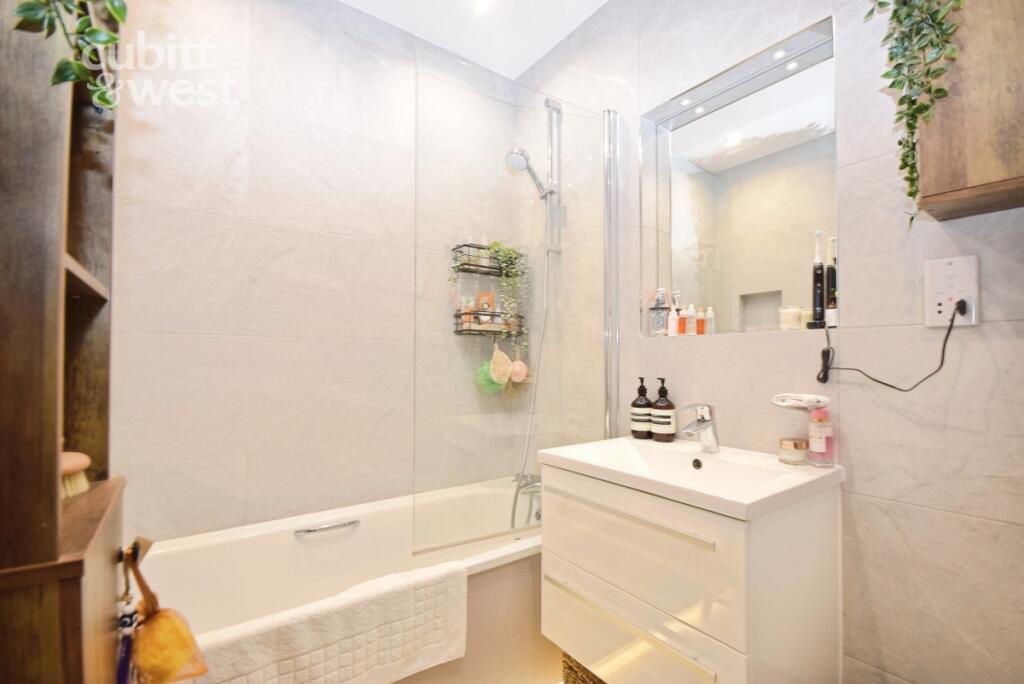 Apartment in Mole Valley, Leatherhead - View 5
