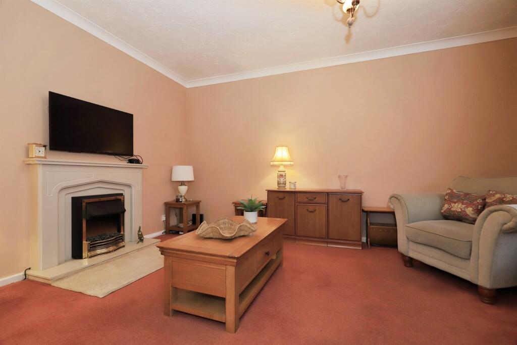 Hazelwood Close, Kidderminster photo 4