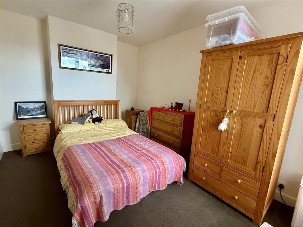 House in Newport, Shide - More