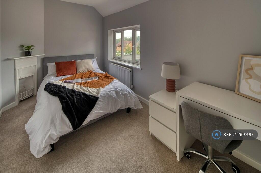 4 bedroom semi-detached house for rent
