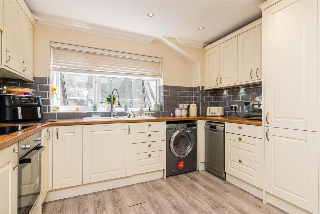 Churchill Avenue, Wellingborough photo 4