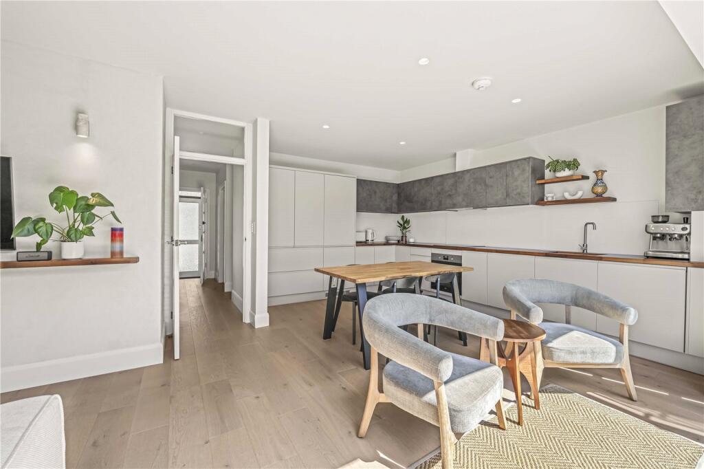 House in London, Hampton - View 5