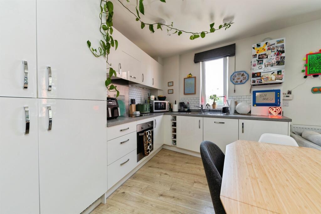 Apartment in East Hertfordshire, Hertford - View 5