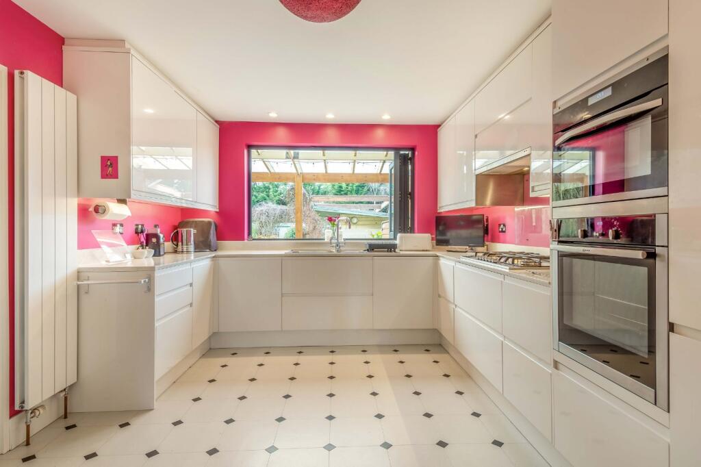 House in St Albans, North Mymms - View 3