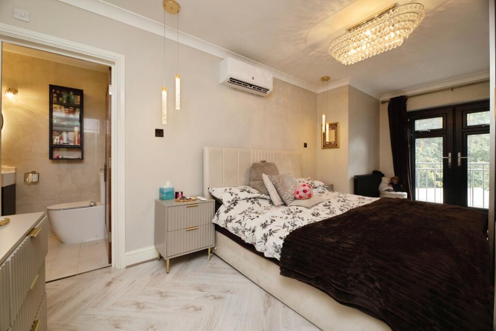 House in London, Little Heath - View 5