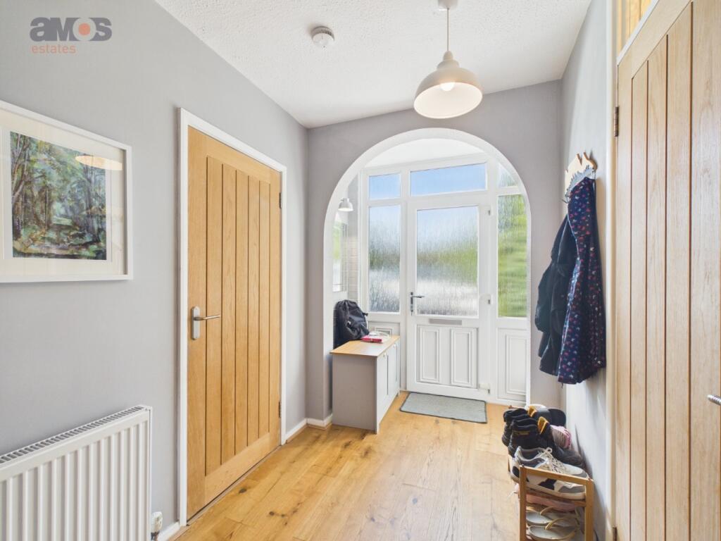 House in Rochford, Hockley - More