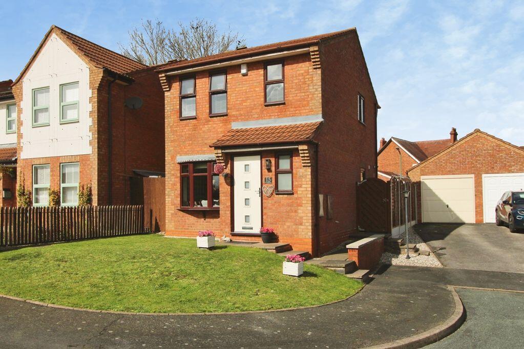 3-bed detached on Watermeadow Drive, Shelfield, Walsall, WS4 1TA, £300,000