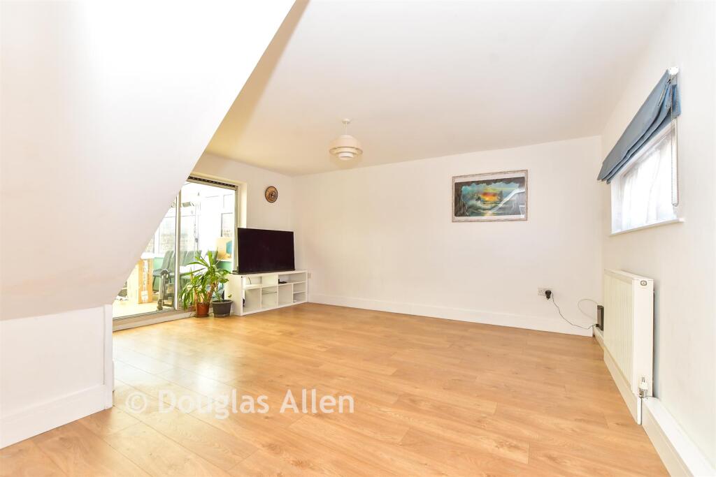 Royal Oak Drive, Wickford, Essex photo 4