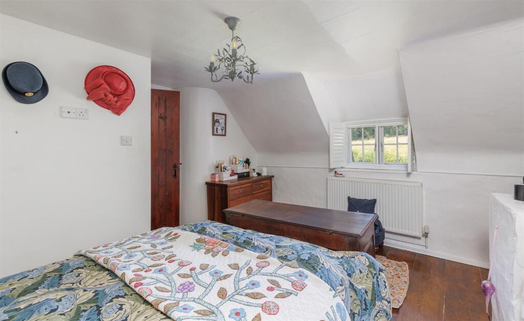 'CHOCOLATE BOX' THATCHED COTTAGE - Winkle Street, Calbourne, Newport - View 2