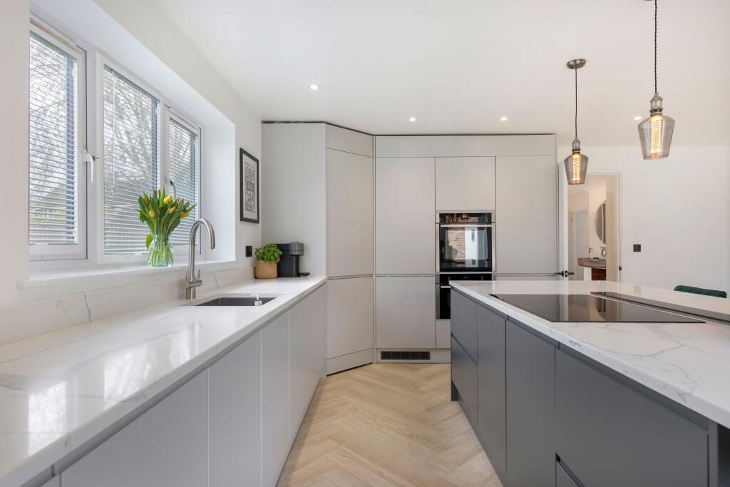 Spacious and Modern Family Living in the Heart of Griston photo 2