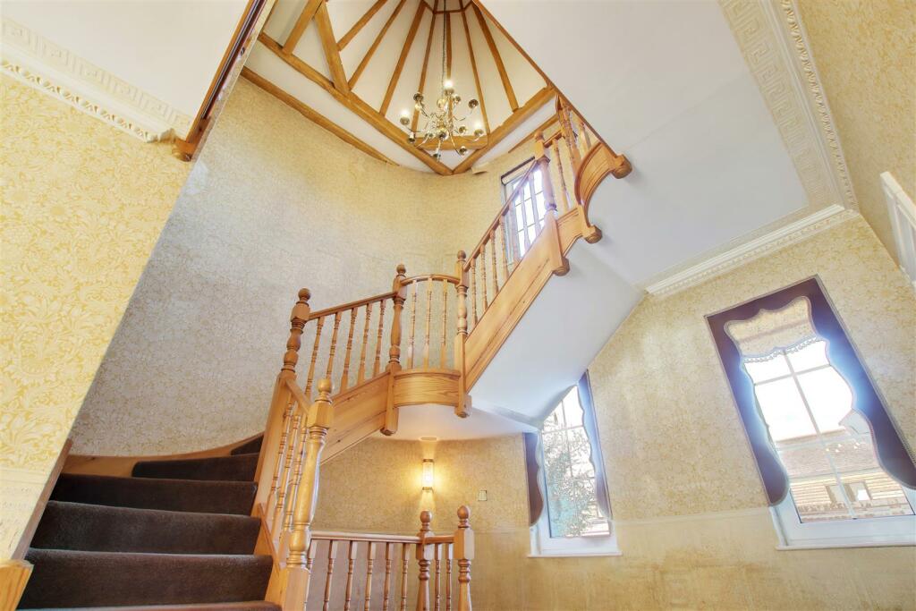 Upper Bedfords Farmhouse, Romford photo 3