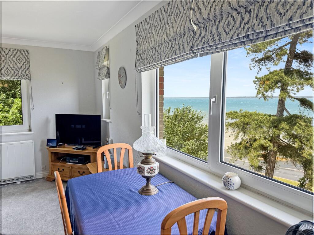 Apartment in Cowes, Isle of Wight - View 3