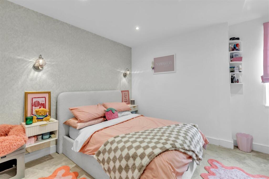Apartment in Horsham, West Sussex - More