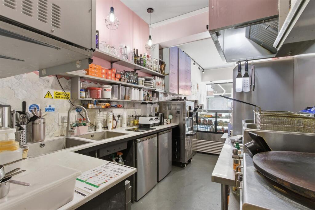 Kitchen 2.jpg