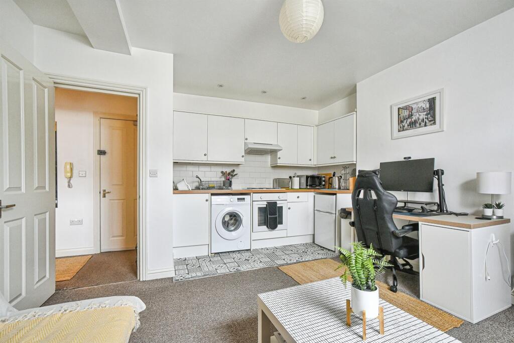 Apartment in Swindon - More