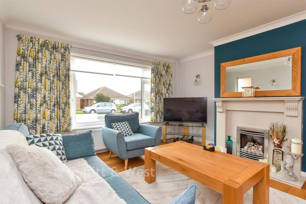 2-bed bungalow on Rowe Avenue North, Peacehaven, East Sussex, £370,000