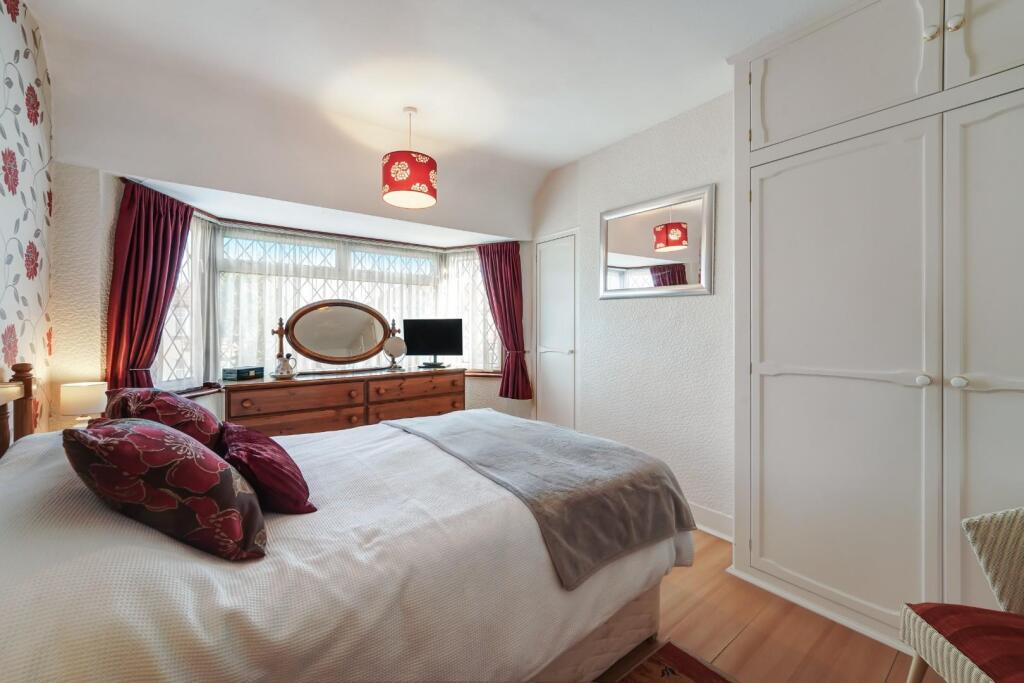 House in London, Royal Borough of Kingston upon Thames - More