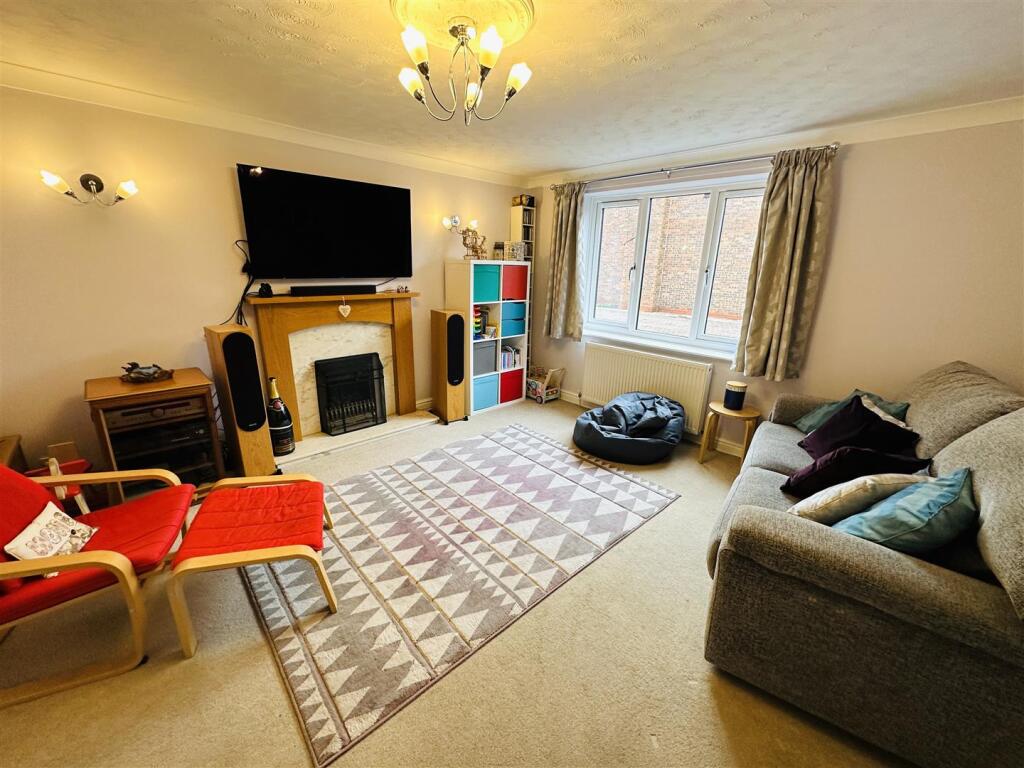 Pine Tree Close, Thorpe Willoughby, Selby photo 2