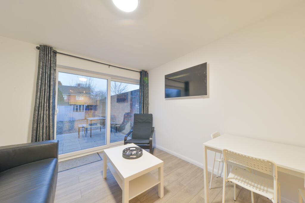 House in Hatfield, Roe Green - More